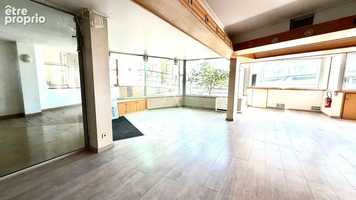 Local commercial de 303.48 m2 avec bureaux vitrines proche centre ville - photo 9