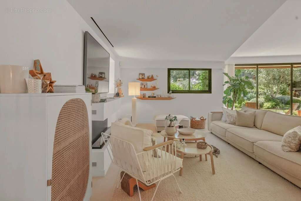 Le Cannet - Quartier résidentiel - Elégante villa de plain-pied avec jardin luxuriant , piscine. Calme absolu - photo 15