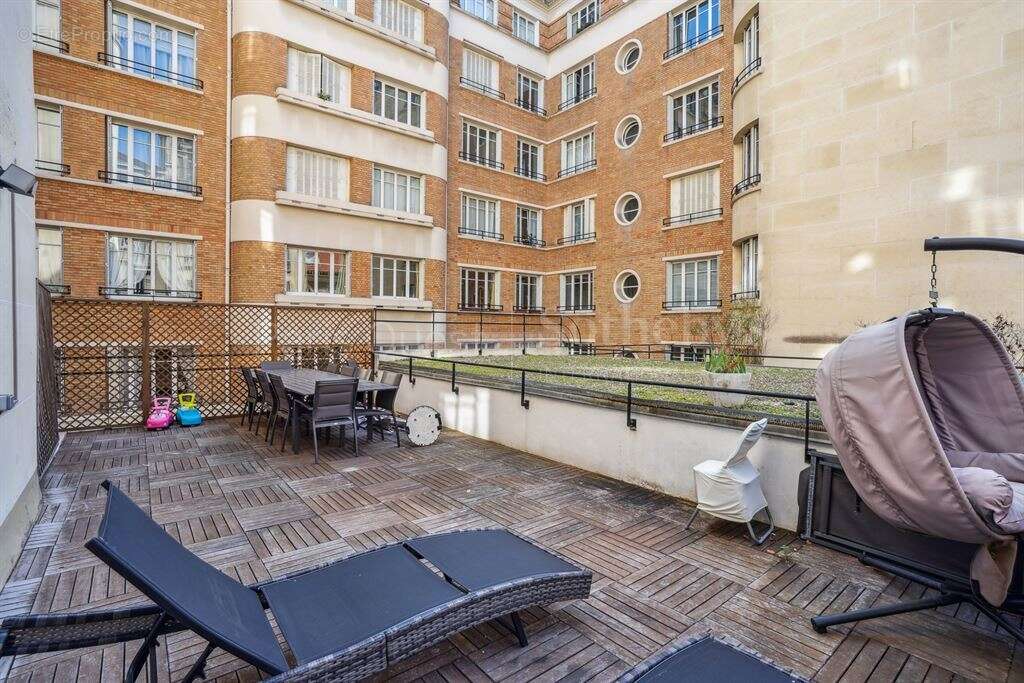 Appartement à PARIS-16E