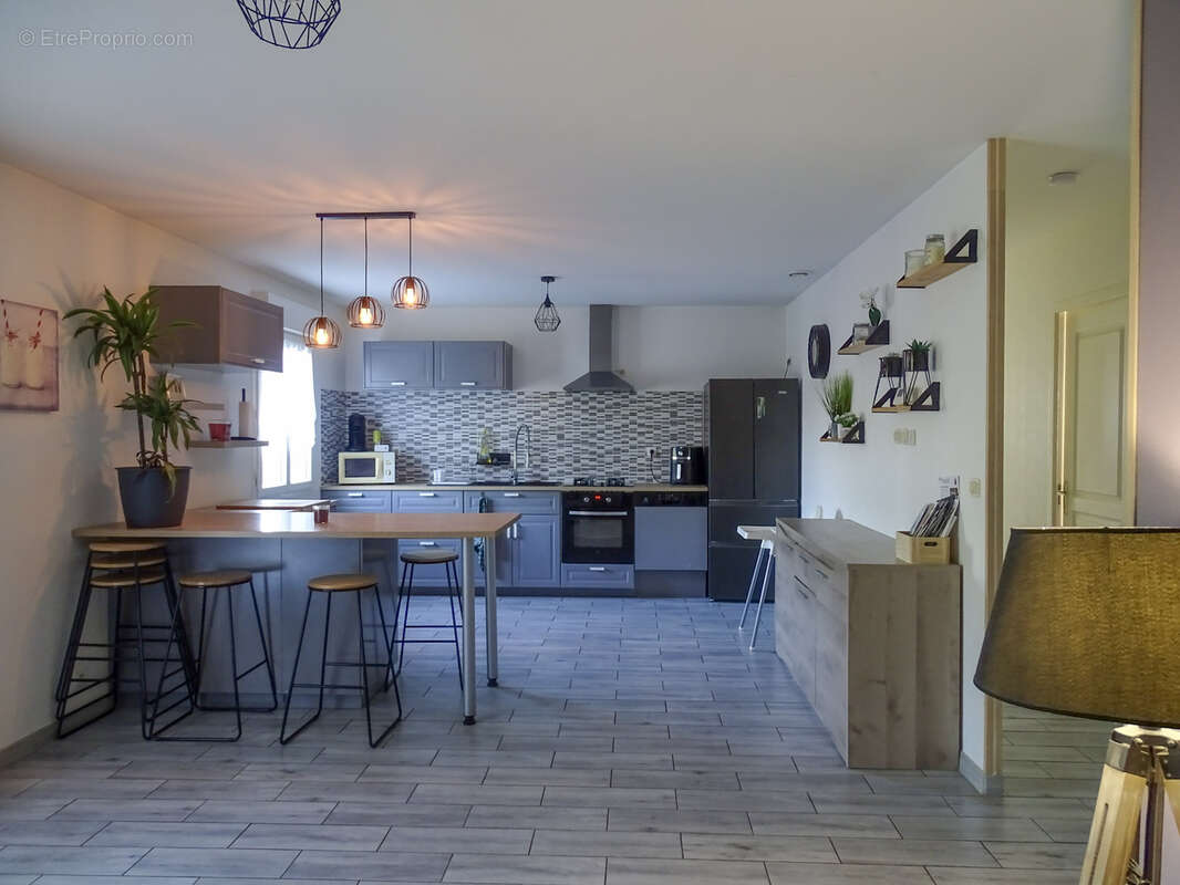 Maison à LA CHAPELLE-MONTMARTIN