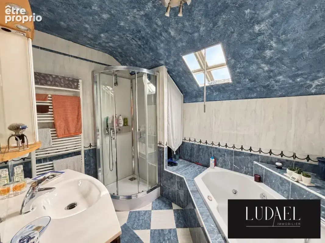 Maison familiale de 136 m² avec jardin paysager et double garag - photo 16