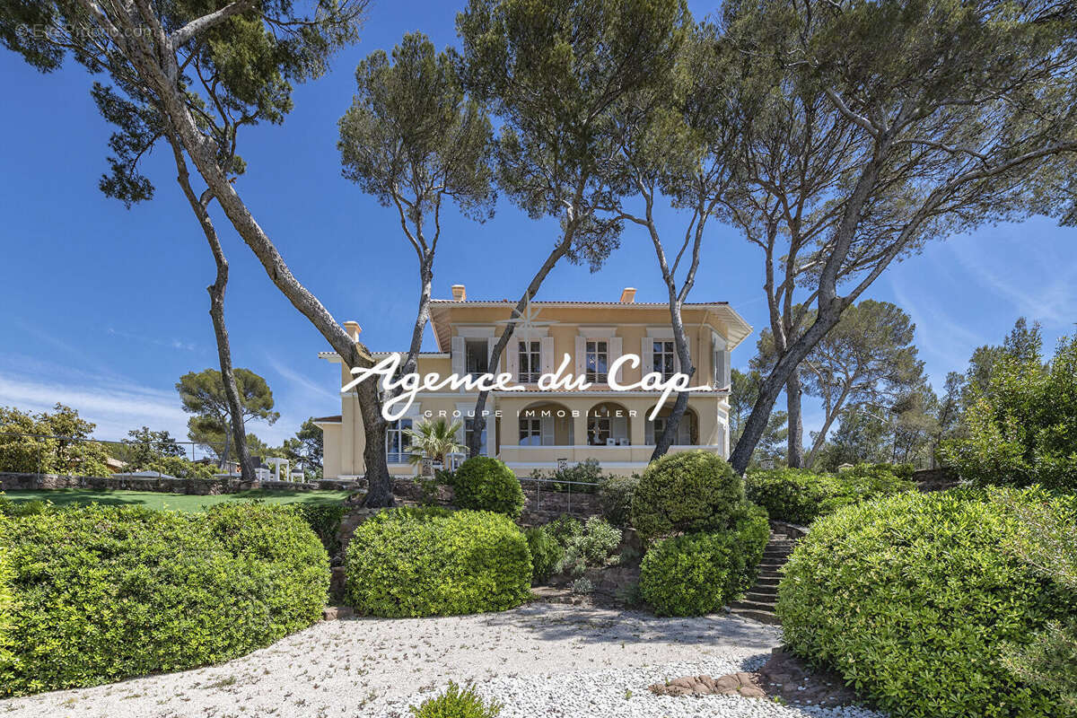Villa de caractere sur le port santa lucia vue mer tout a pied avec piscine a saint raphael - photo 2