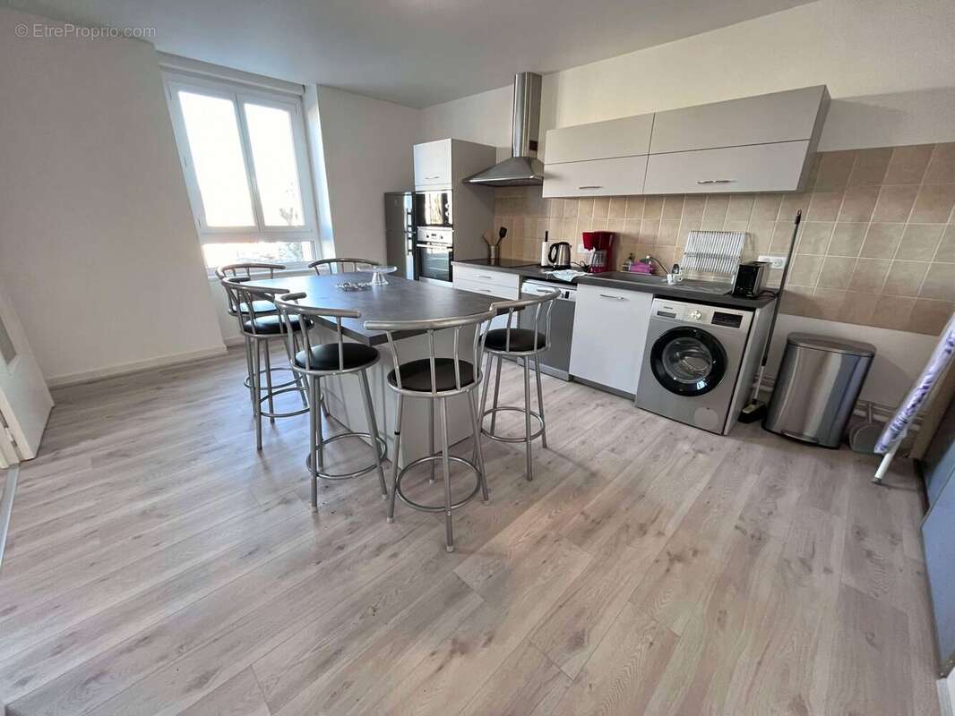 Appartement 824 m² à Mauriac  - photo 4