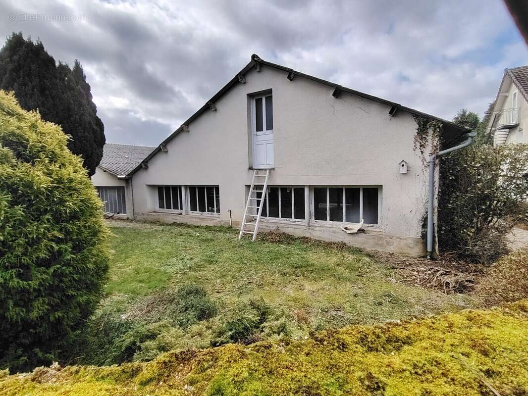 Commerce à BUSSIERE-DUNOISE