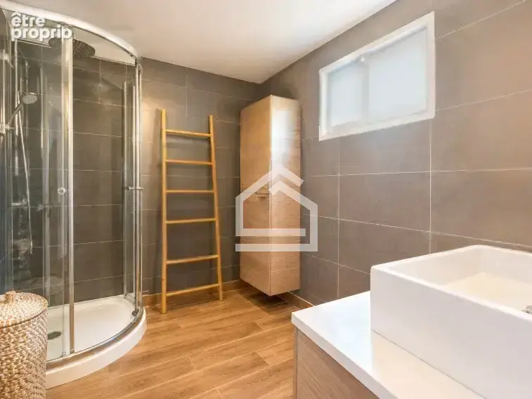 Maison de plein pied de 118m2, piscine et places de stationnement - photo 12