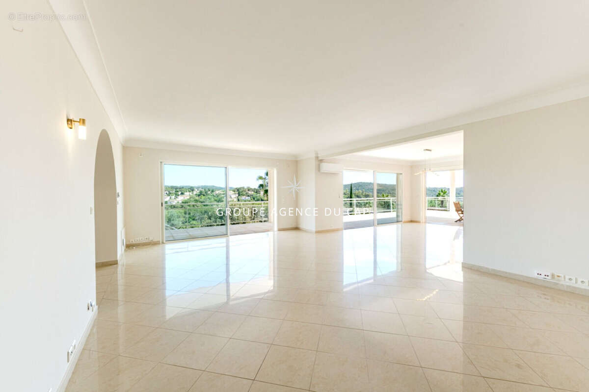 Vue degagee tres belle villa lumineuse de 7 pieces 5 chambres piscine deux garages proche golfs - photo 13