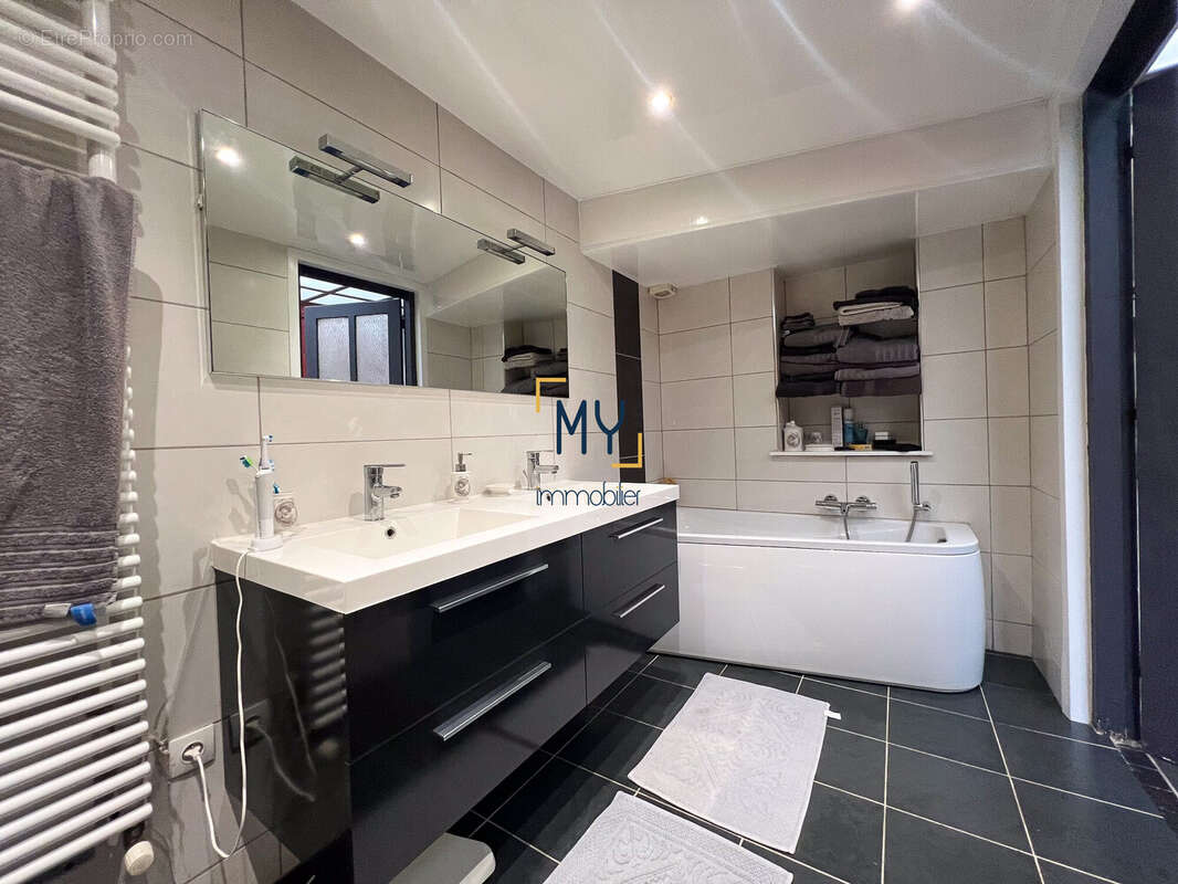 SALLE DE BAINS - Maison à vendre - 7 pièces - 195 m² - Armentières - Maison à ARMENTIERES