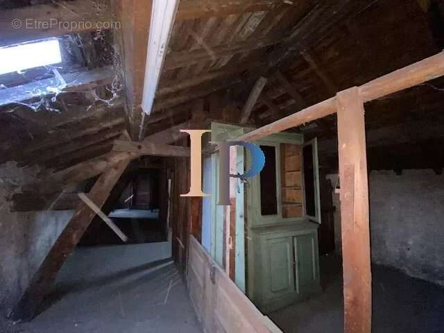 Appartement à COURS-LA-VILLE