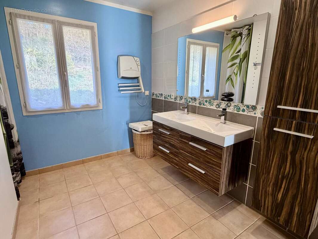 Maison à BAGNOLS-EN-FORET