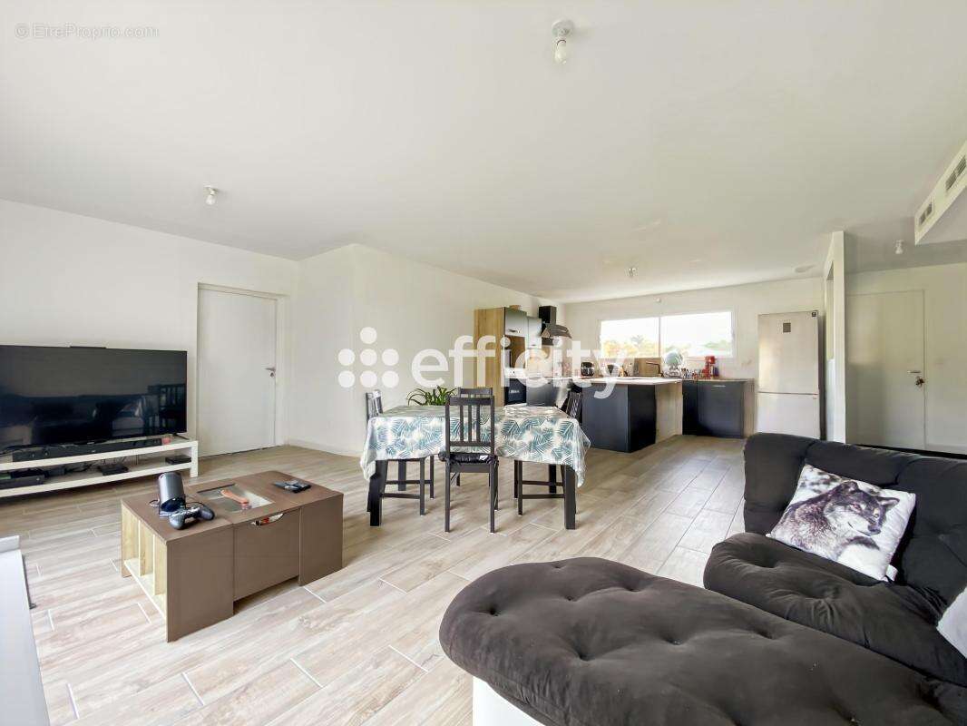 Maison à BUSSAC-FORET