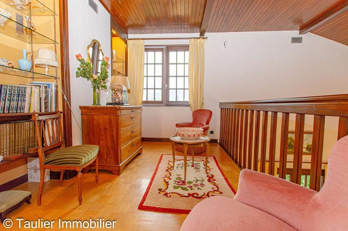 ST VÉRAND -- Élégante maison familiale 5 chambres - photo 17