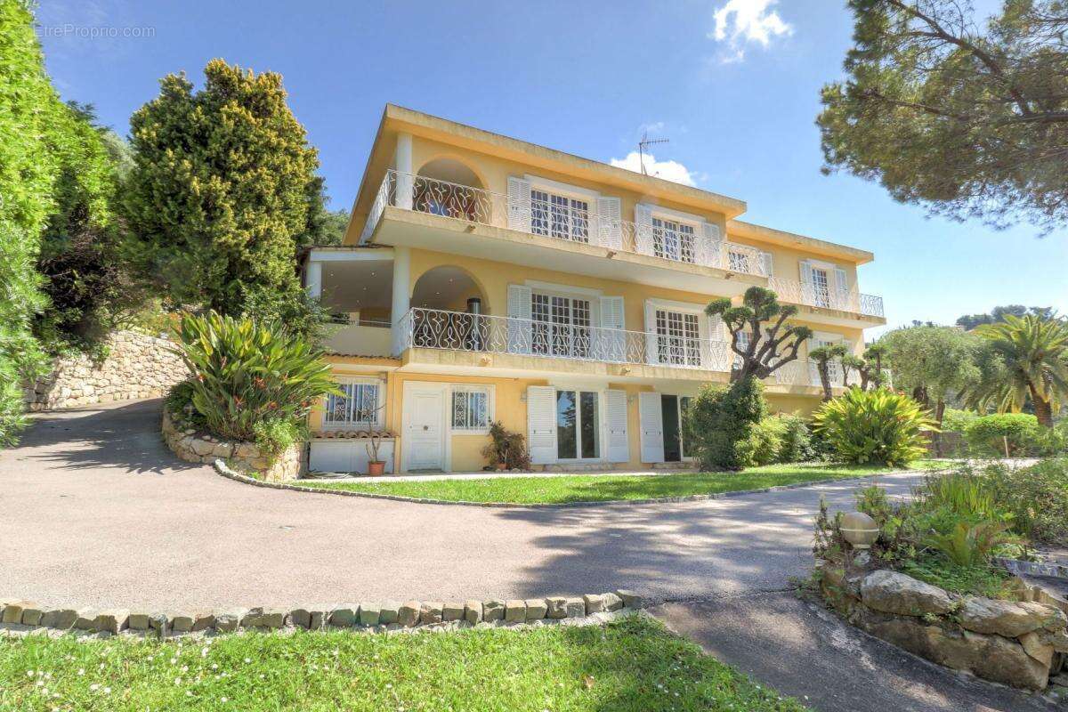 Superbe Maison de Maître avec Piscine et un Sublime Jardin Luxuriant !!! - photo 16
