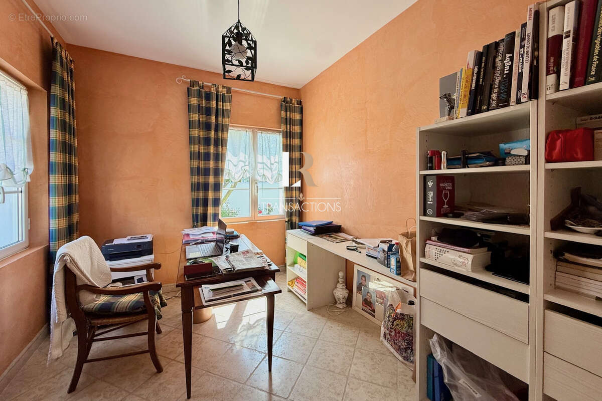 Lagord - Maison de plain pied sur jolie parcelle avec piscine, garage et stationnements - photo 11