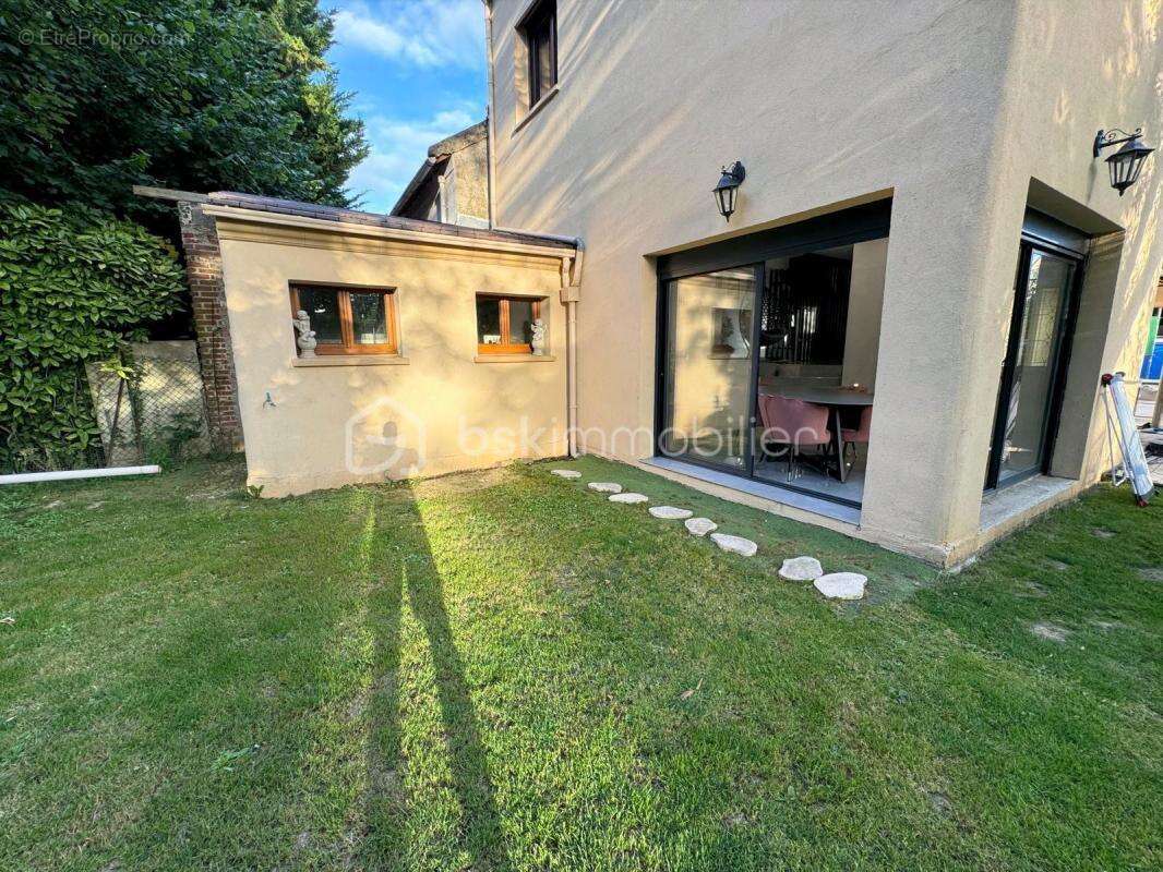 Maison à LE THILLAY