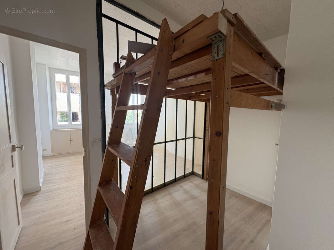 Dernier étage - Appartement 35.35 m2 Carrez - Exposition Sud - Immeuble entièrement rénové - Chutes Lavie - photo 6