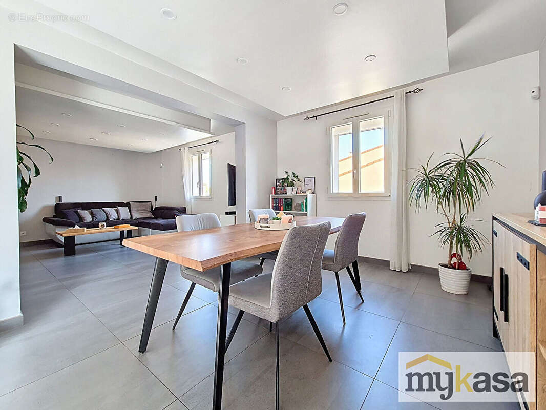 Maison à SAINT-MITRE-LES-REMPARTS