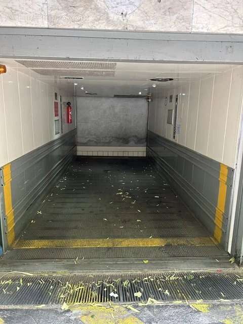 Parking à PARIS-18E
