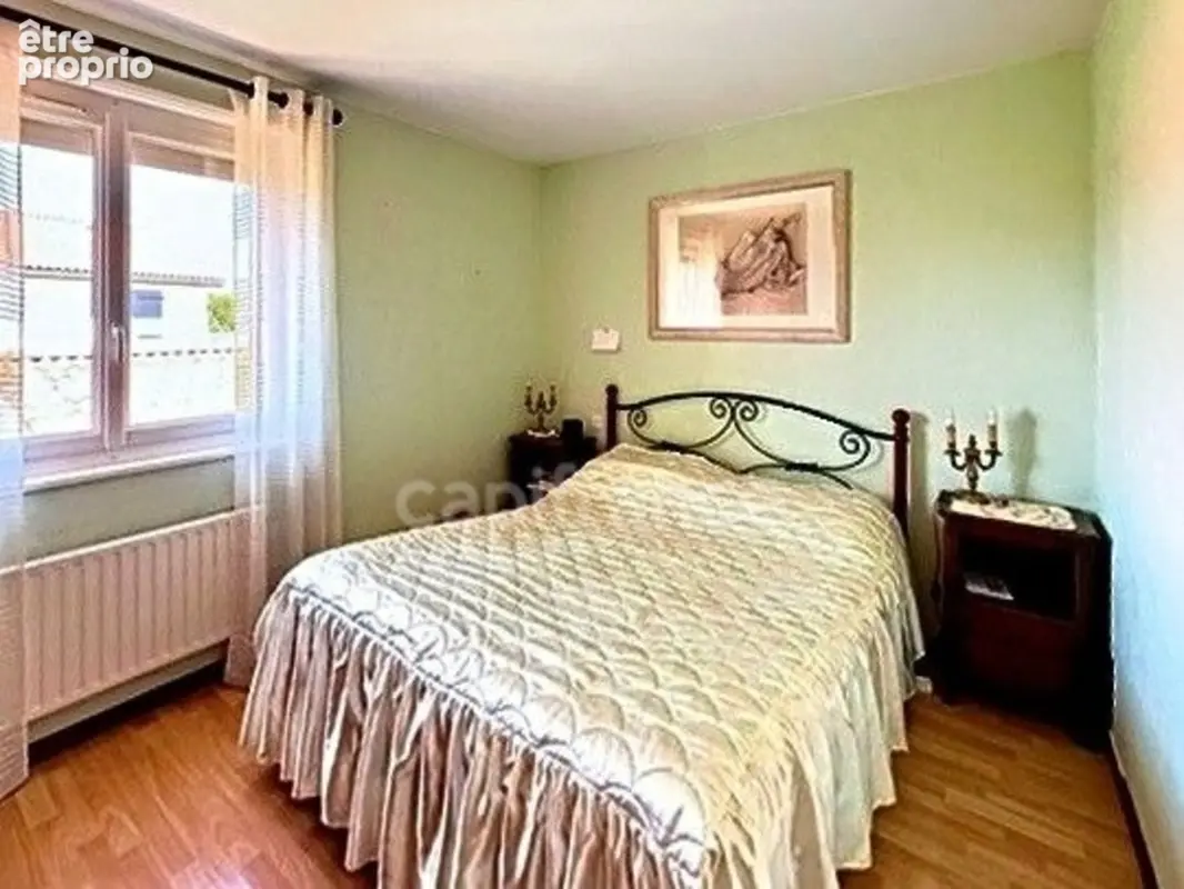 VEAUCHE – Belle maison familiale de 130 m² sur 1050 m² de terrain clos et arboré - photo 8