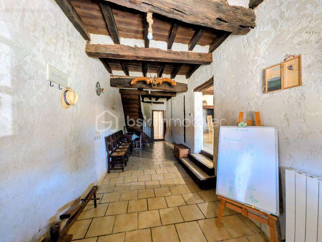 Maison de caractère de 1860 rénovée, DPE A, patio intime et charme unique - photo 4