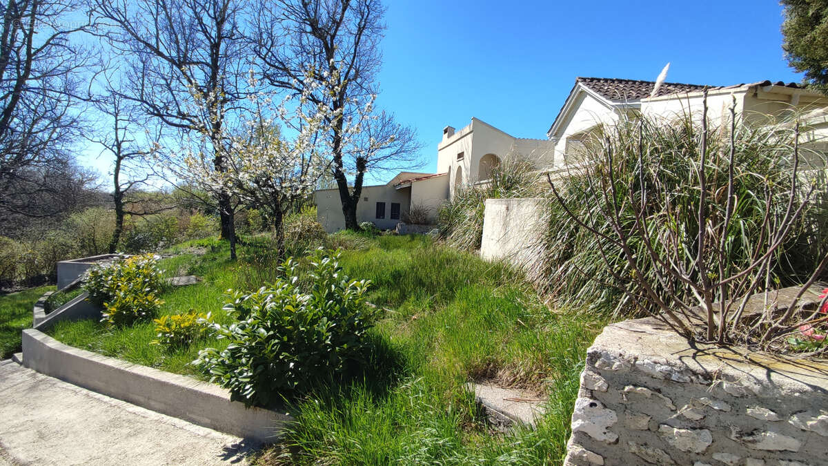 Maison à MONTAIGU-DE-QUERCY
