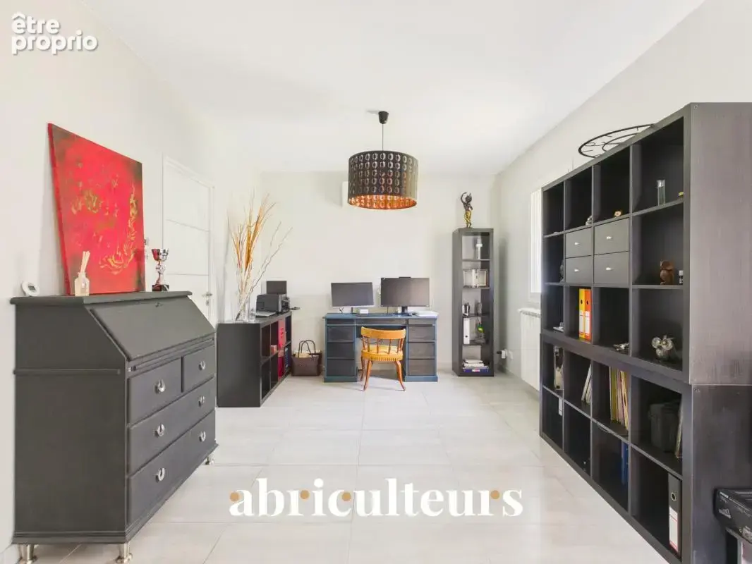 Mas provençal rénové de 249 m² avec dépendance en vente à Grans (13450) - photo 17
