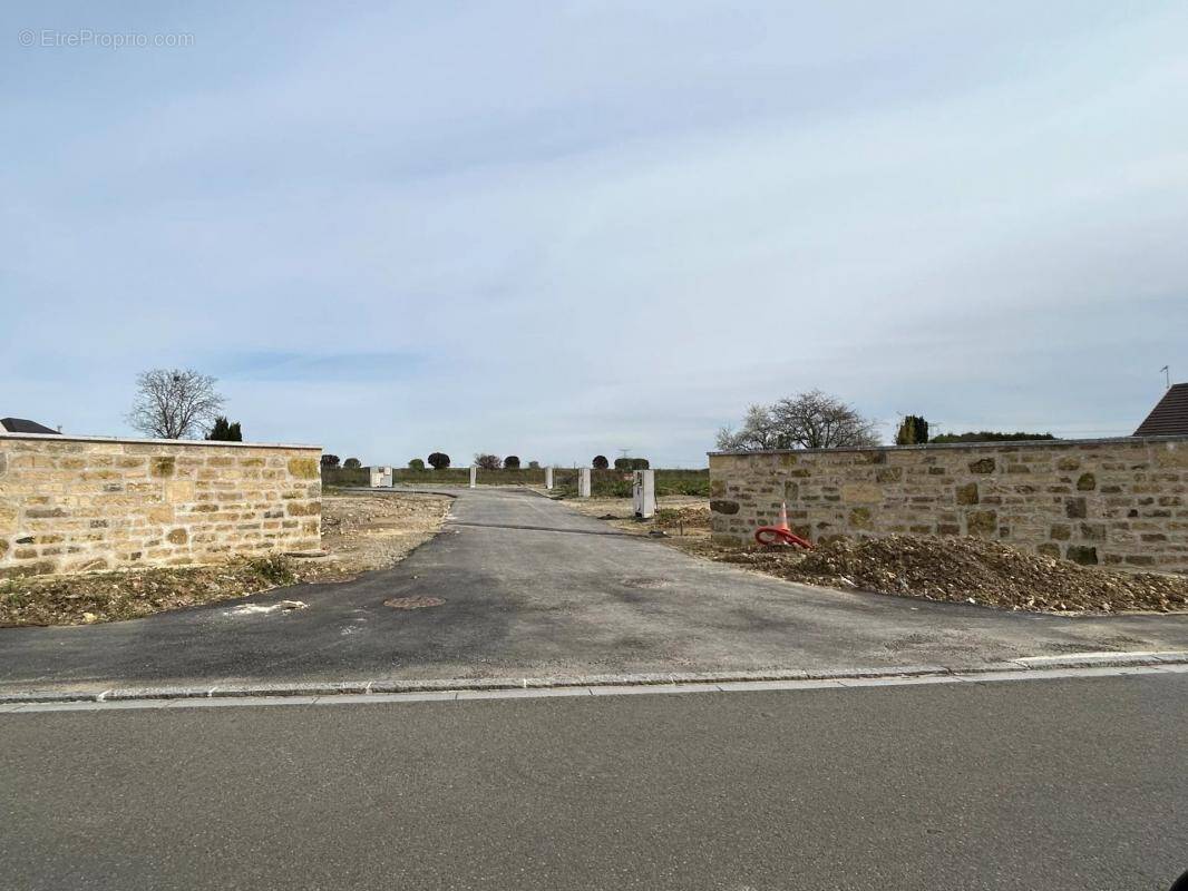 Terrain à NEUILLY-EN-THELLE