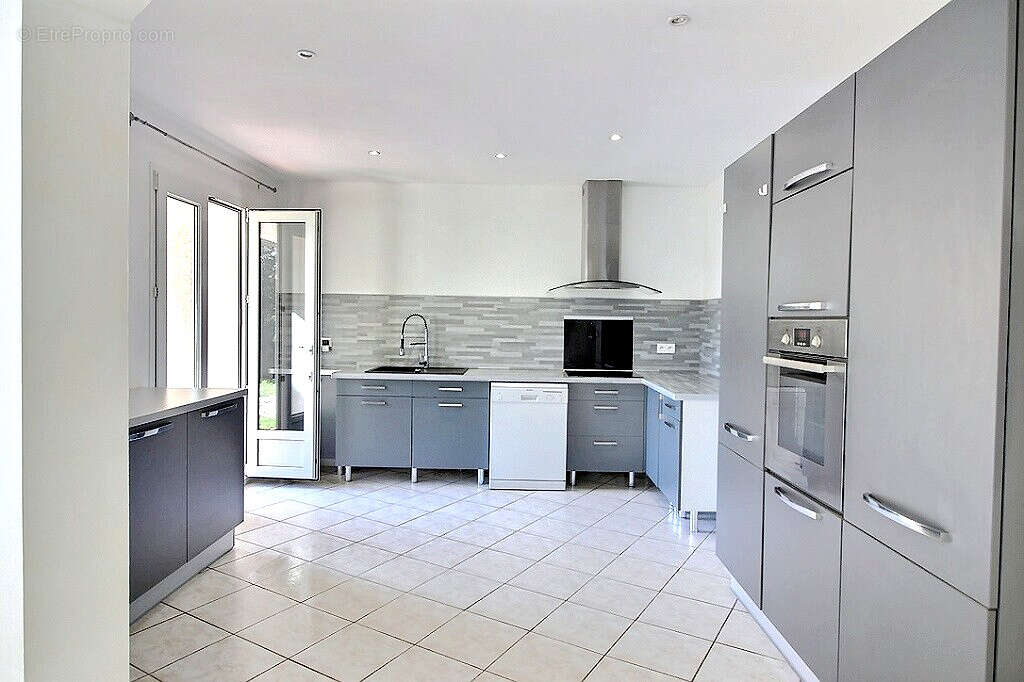 A VENDRE Villa  Venasque proche village sur 1169 m² de terrain clos et arboré. - photo 12