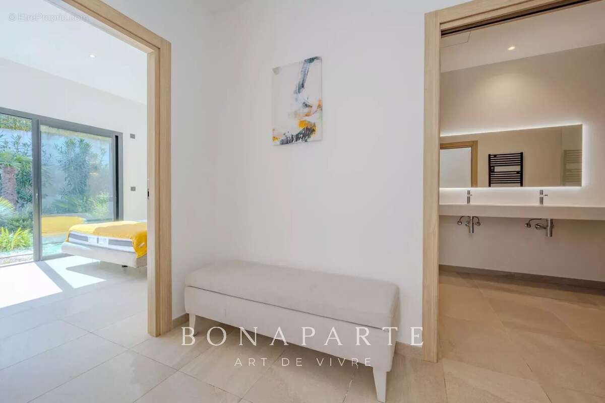 SAINT-TROPEZ - GASSIN [VILLE] – Exclusivité : Superbe villa-appartement en duplex avec vue mer exceptionnelle - photo 13