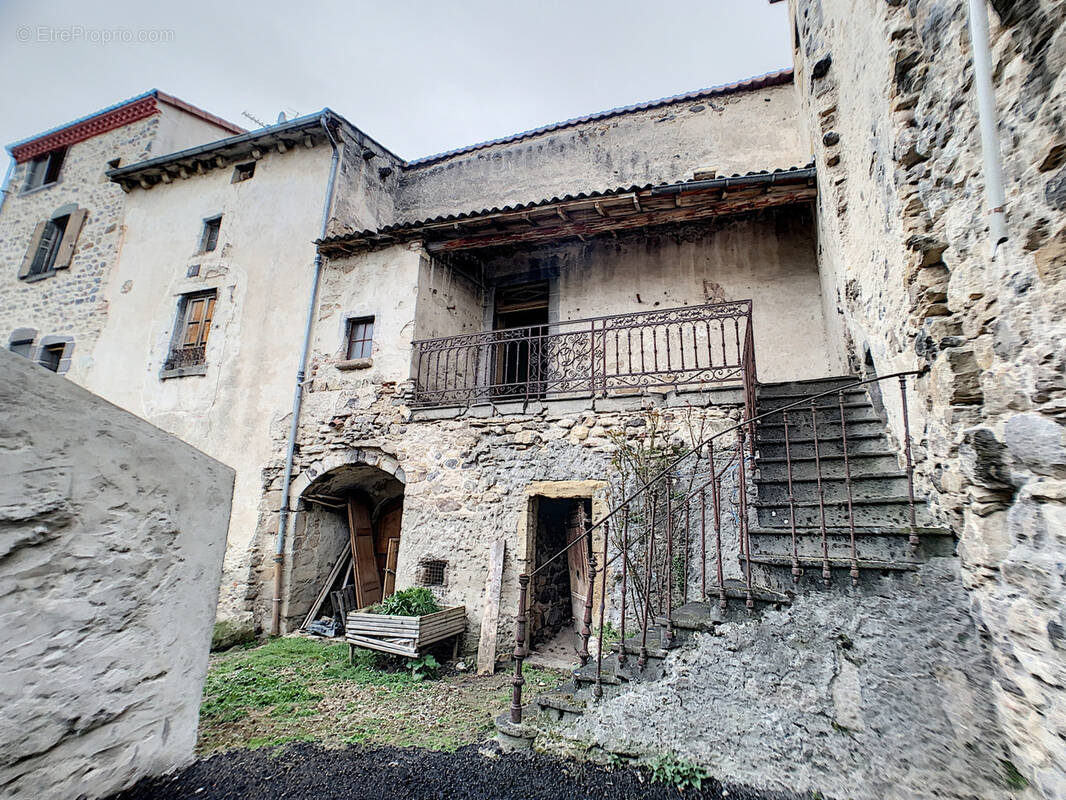 Maison à MONTAIGUT-LE-BLANC