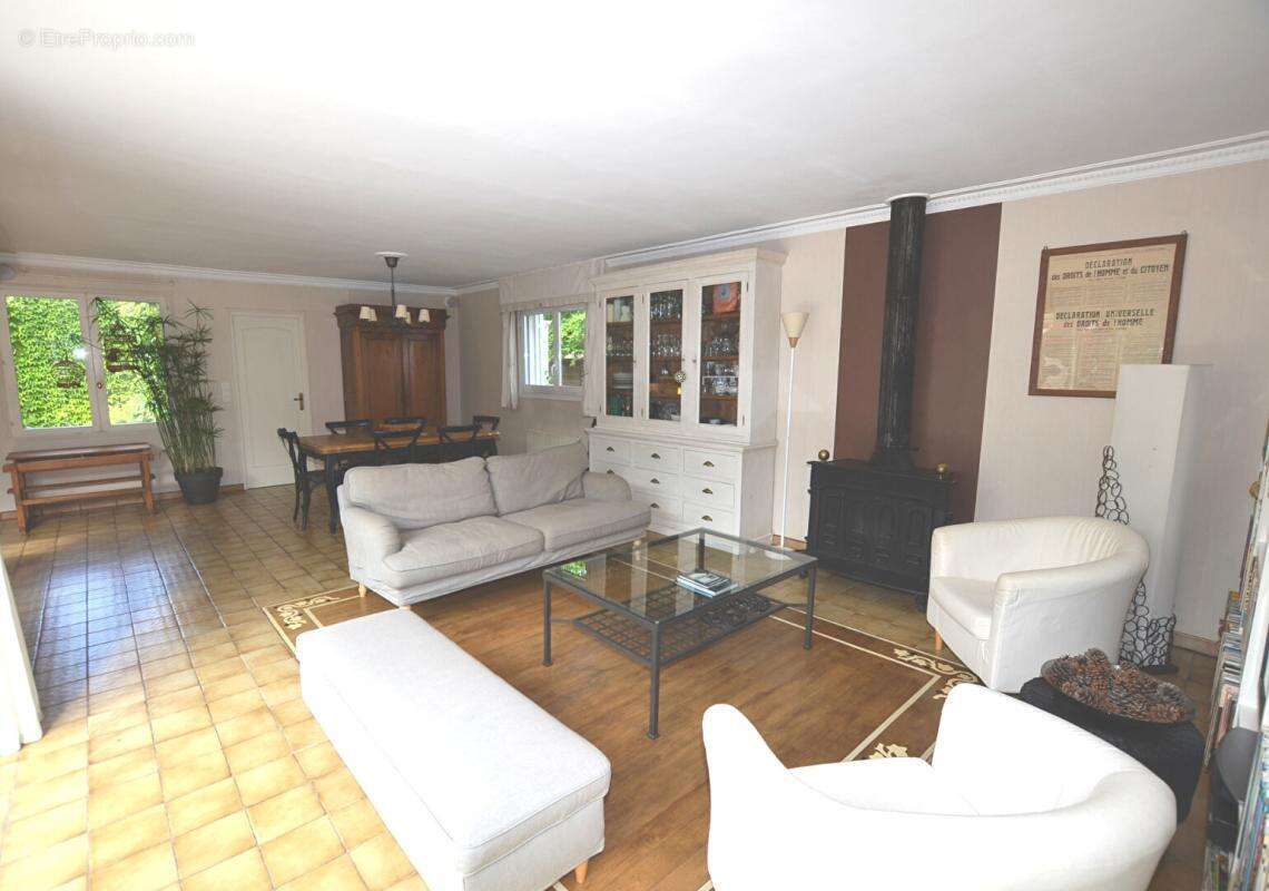 Maison à SAINTE-GENEVIEVE-DES-BOIS