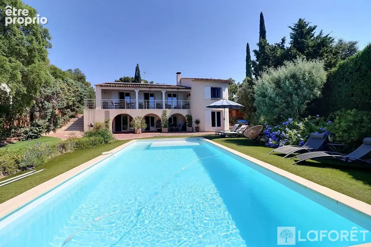 Saint-Raphaël  Villa rénovée avec vue mer, piscine et vaste terrain - photo 11