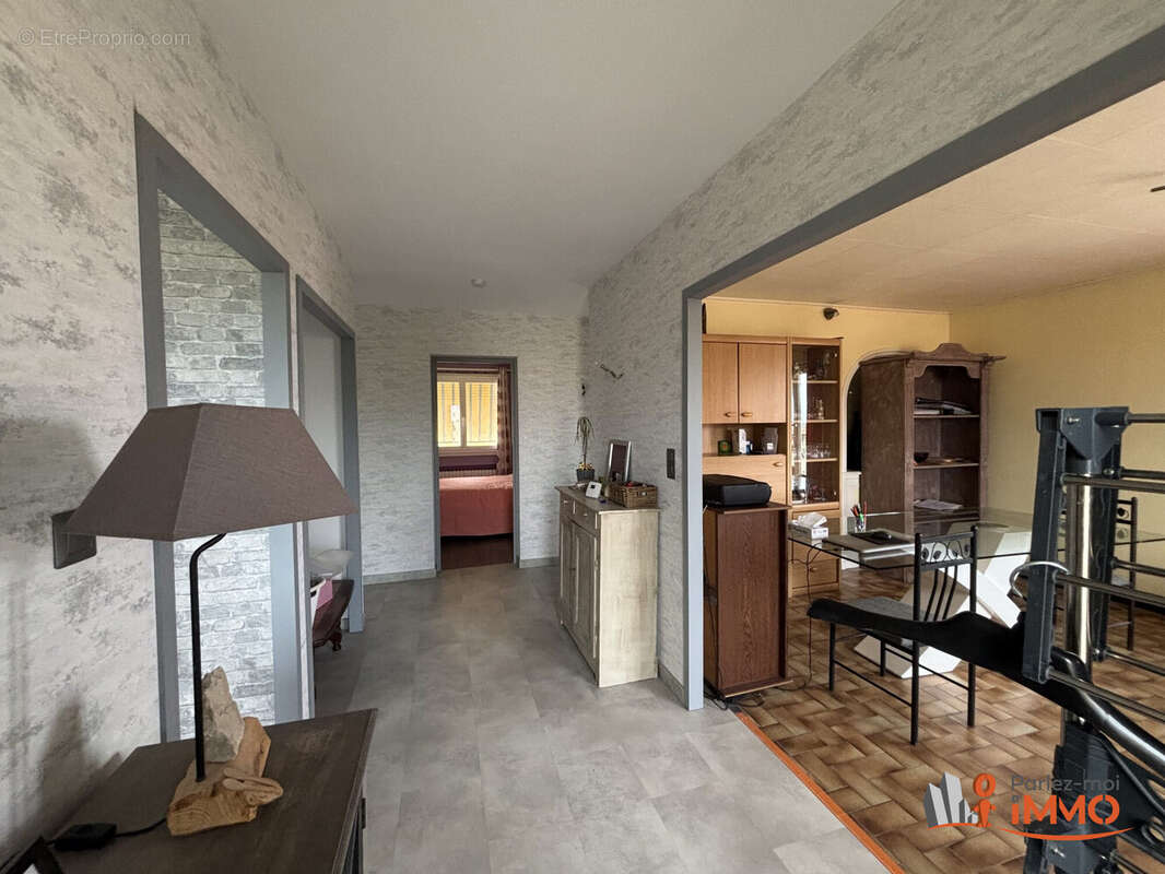 Maison 83 m² à Saint-Romain-Le-Puy  - photo 9