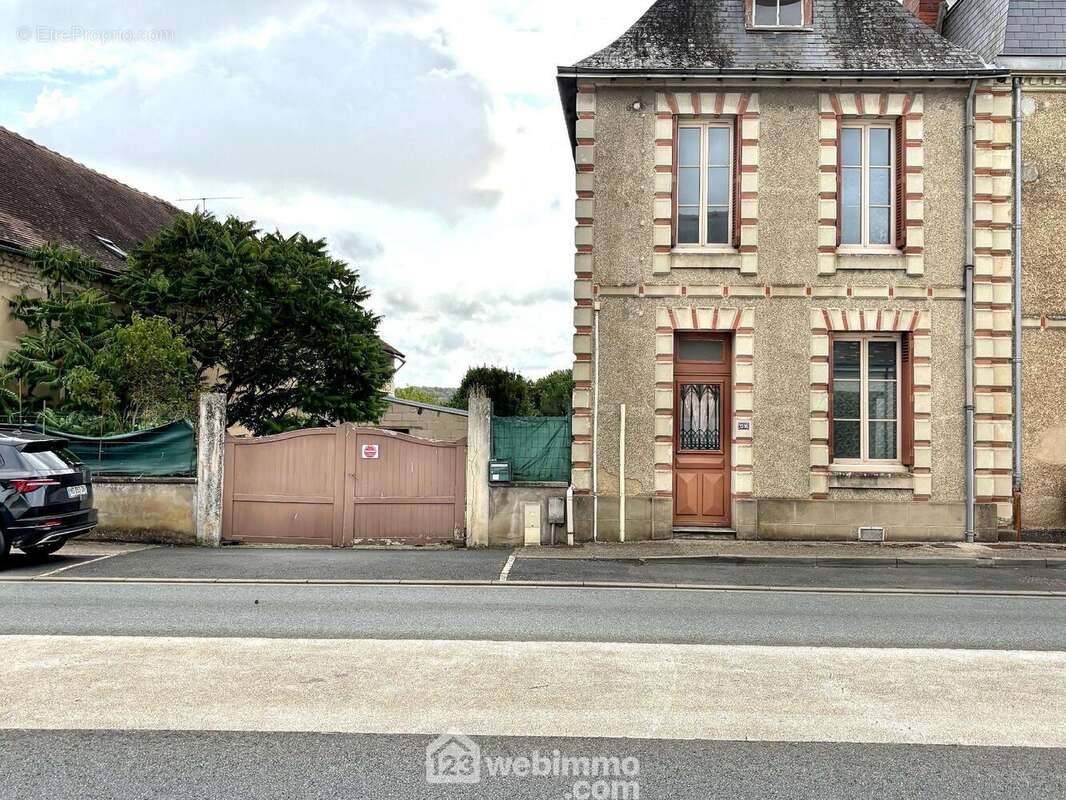 Maison mitoyenne d'un côté de 95 m2 habitables, répartis sur 2 niveaux. - Maison à INGRANDES
