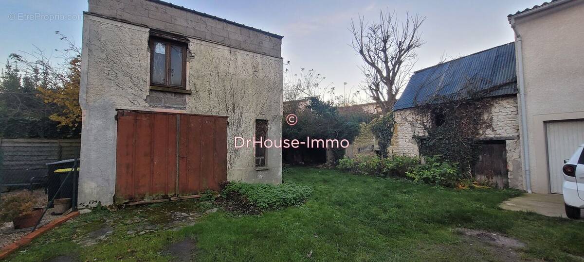 Parking à BEAUNE-LA-ROLANDE