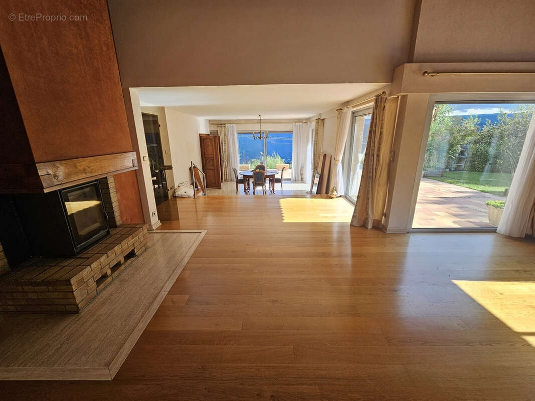 Maison à AVIGNON-LES-SAINT-CLAUDE