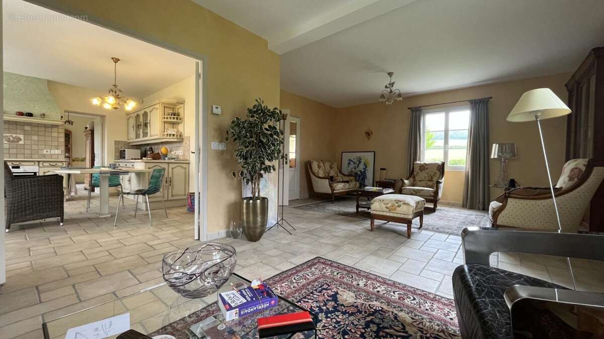 Maison à SAINT-HILAIRE-EN-MORVAN