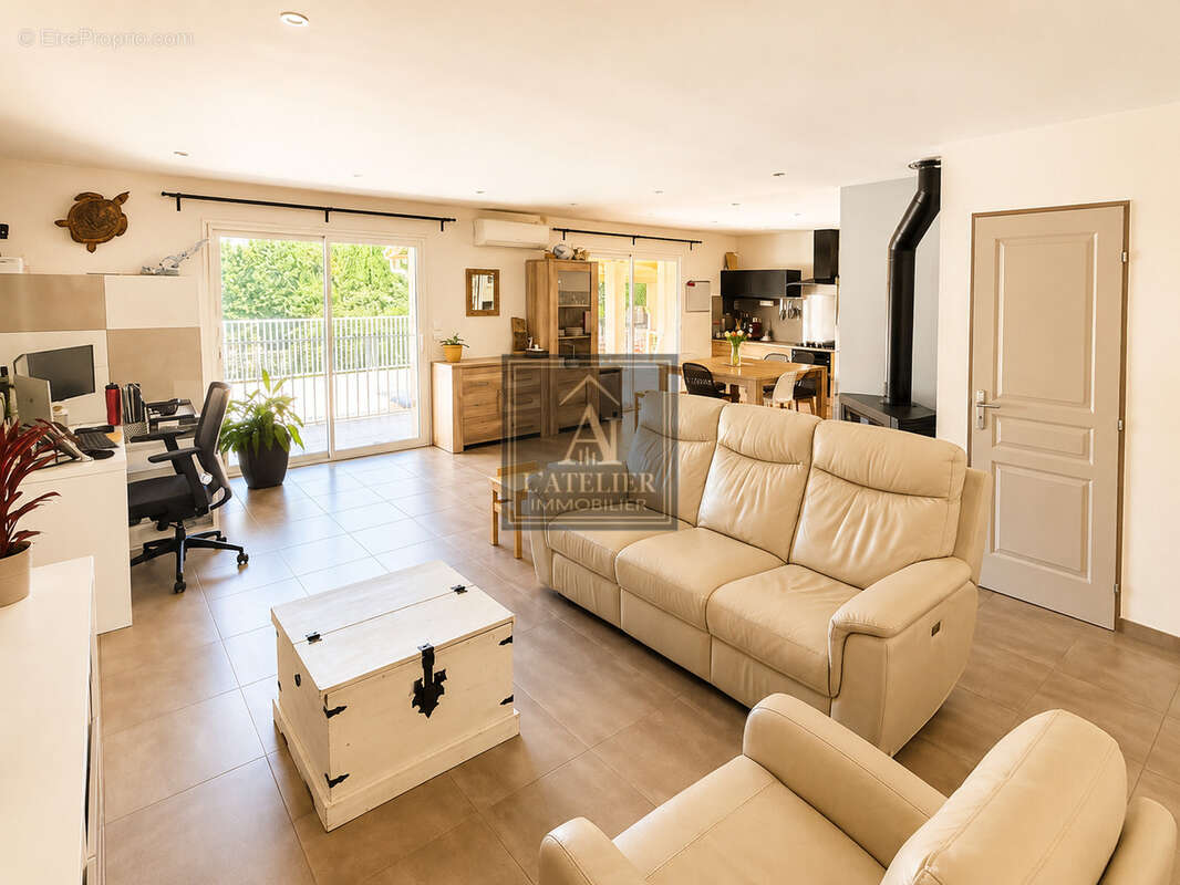Maison de plain-pied d'une superficie de 136 m2 avec piscine sur une parcelle de 2000 m2 - photo 17