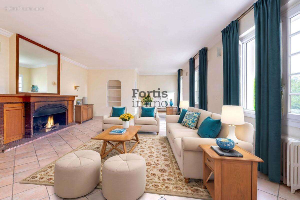 Maison à LE MESNIL-LE-ROI