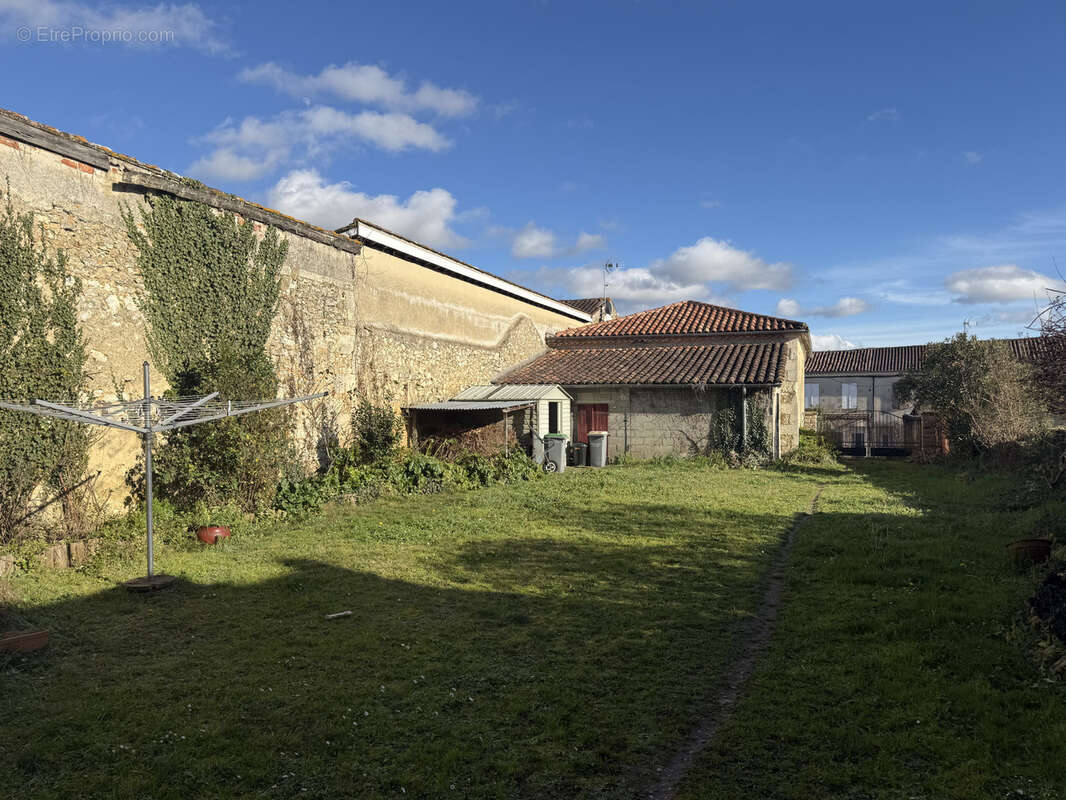 Maison avec jardin dans le centre de Gondrin - photo 12