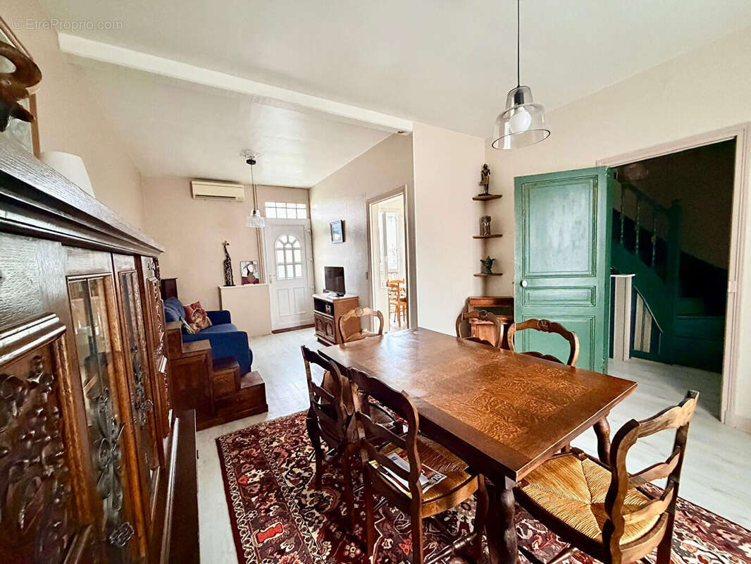 HOUILLES**Maison de caractère 1905 avec jardin sans vis-à-vis et fort potentiel. - photo 3