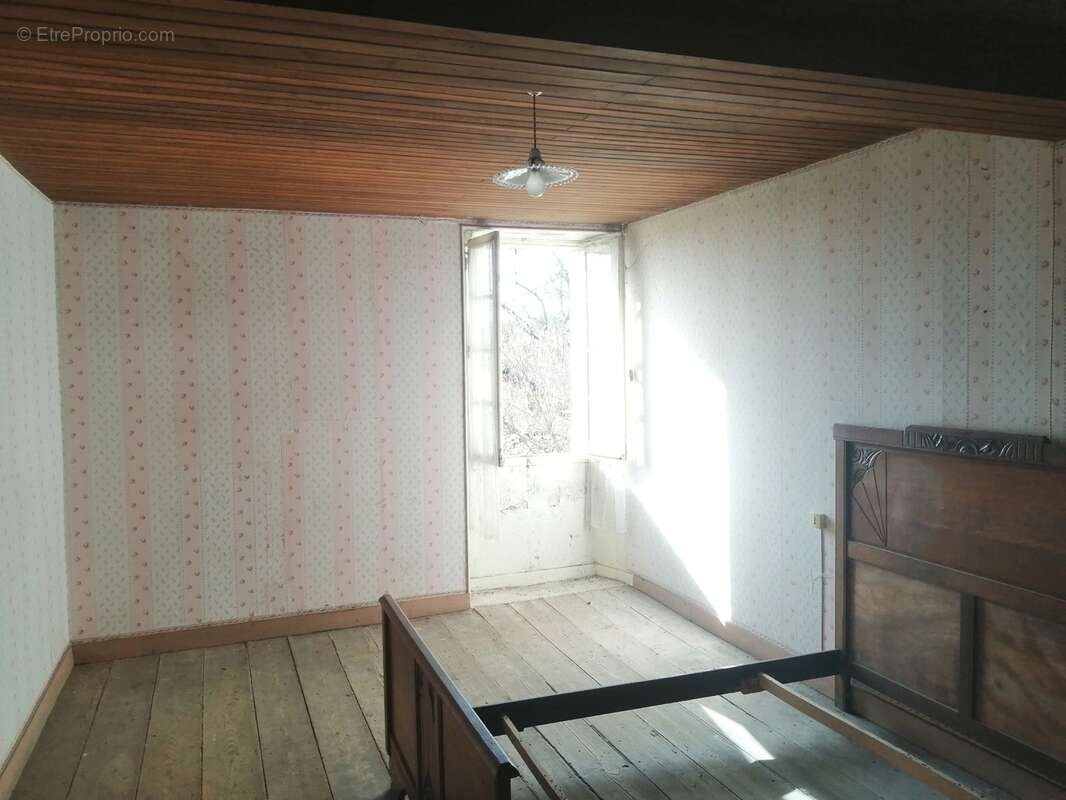 Appartement à MONTIGNAC-LE-COQ