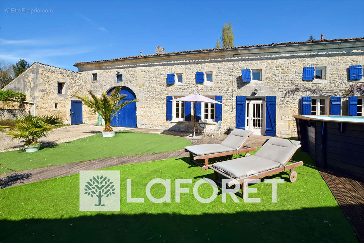 Maison à SAINT-GENIS-DE-SAINTONGE