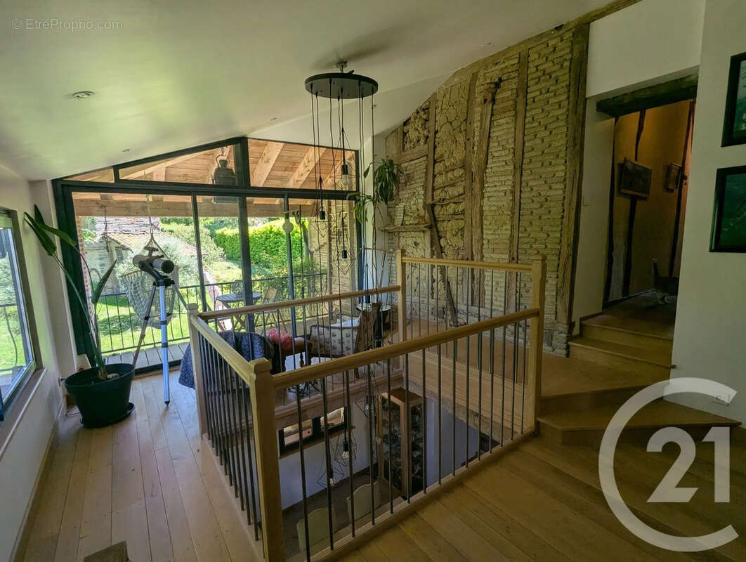 Maison 236 m² à Roquemaure  - photo 7
