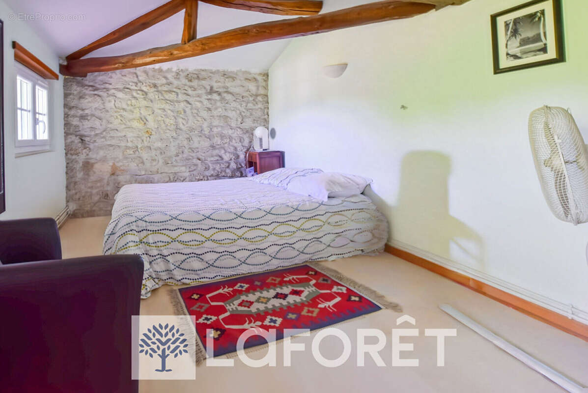 Maison à SAINT-GENIS-DE-SAINTONGE