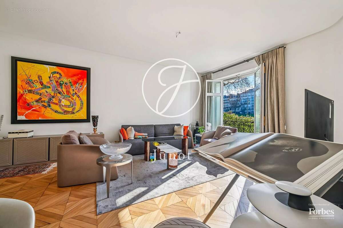 Appartement à PARIS-16E