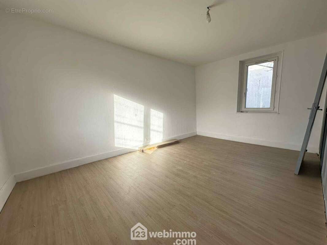 Voici la première chambre de 17 m² avec ... - Maison à CHERET