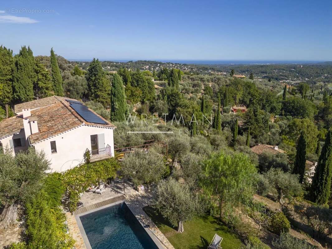 Maison à CHATEAUNEUF-GRASSE