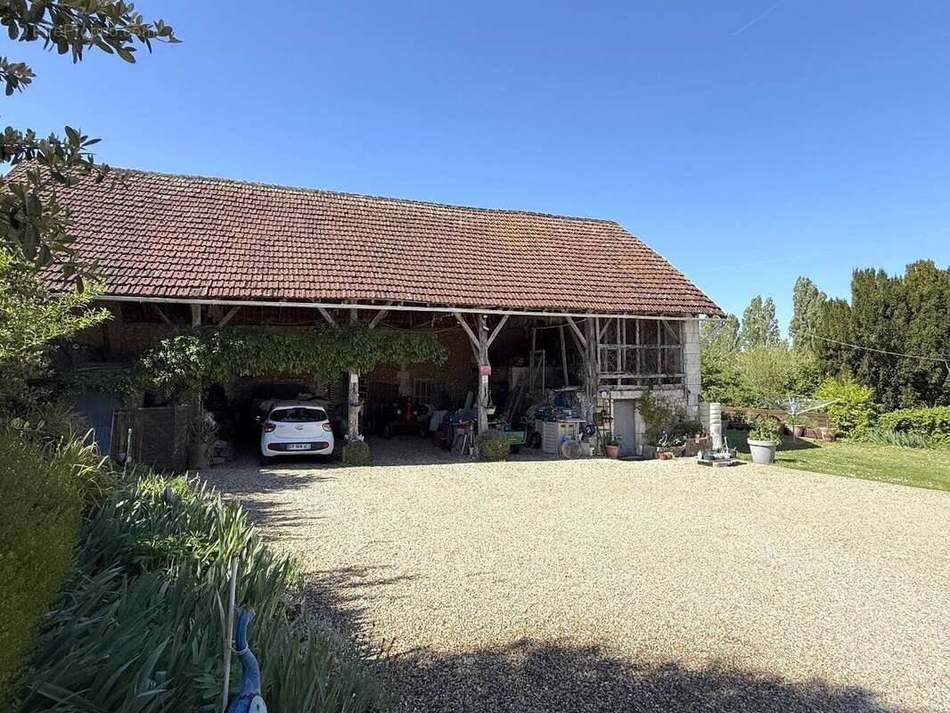 Maison à NANTEUIL-AURIAC-DE-BOURZAC