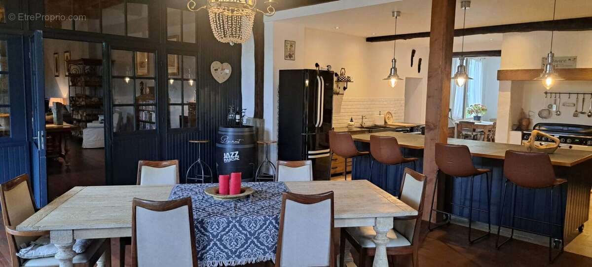 classic stylish kitchen diner entertaining space - Maison à MIELAN