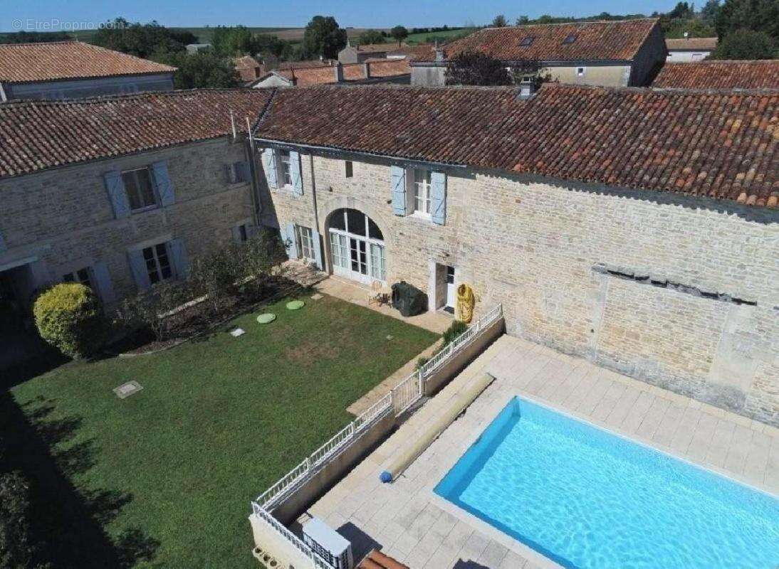 Maison 392 m² à Ruffec  - photo 4